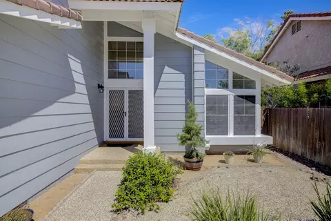 Exterior - 39726 Dover Dr, Palmdale, CA 93551 photo 5 of 10