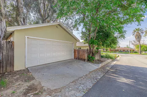 Exterior - 168 Highland Ave E, Redlands, CA 92374 photo 8 of 24