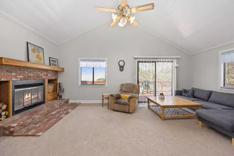 Living - 24270 Jacaranda Dr, Tehachapi, CA 93561 photo 4 of 5