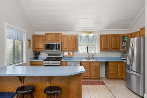 Kitchen - 24270 Jacaranda Dr, Tehachapi, CA 93561 photo 2 of 7