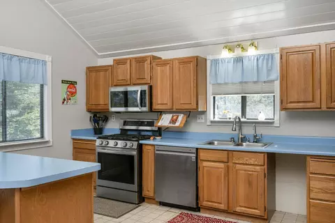 Kitchen - 24270 Jacaranda Dr, Tehachapi, CA 93561 photo 5 of 7