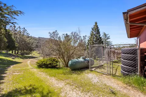 Exterior - 24270 Jacaranda Dr, Tehachapi, CA 93561 photo 12 of 18