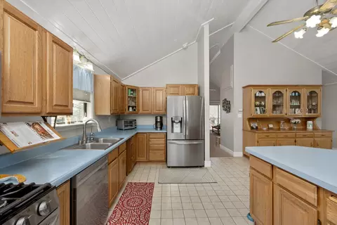 Kitchen - 24270 Jacaranda Dr, Tehachapi, CA 93561 photo 6 of 7