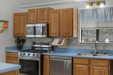 Kitchen - 24270 Jacaranda Dr, Tehachapi, CA 93561 photo 4 of 7