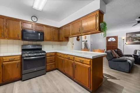 Kitchen - 22209 Mccarthy Dr, Tehachapi, CA 93561 photo 4 of 6