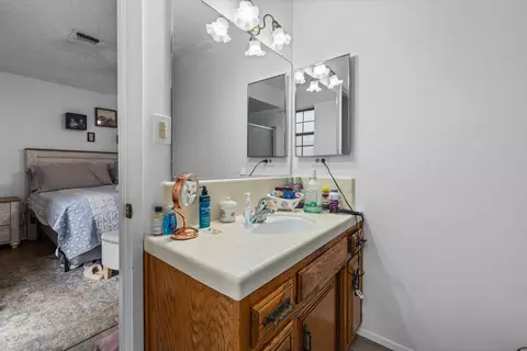 Bath - 22209 Mccarthy Dr, Tehachapi, CA 93561 photo 1 of 2