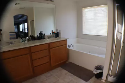 Bath - 1713 Thomas Dr, Lancaster, CA 93535 photo 5 of 5