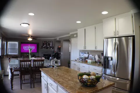 Kitchen - 1713 Thomas Dr, Lancaster, CA 93535 photo 4 of 4