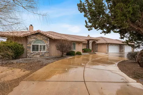 7555 El Manor Rd, Oak Hills, CA 92344