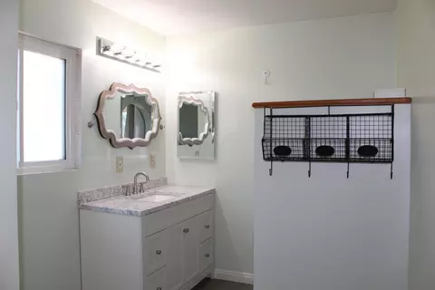 Bath - 103 Brentwood Dr, Tehachapi, CA 93561 photo 2 of 3
