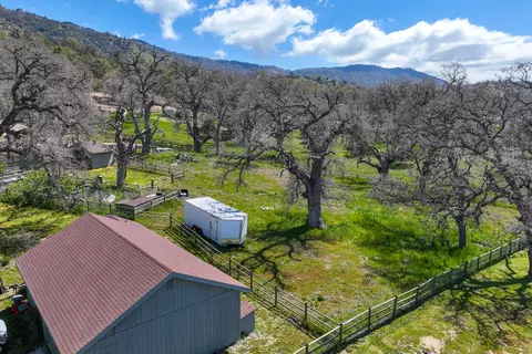 Exterior - 24260 Bowen Ct, Tehachapi, CA 93561 photo 27 of 29