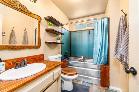 Bath - 24260 Bowen Ct, Tehachapi, CA 93561 photo 1 of 2