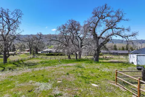 Exterior - 24260 Bowen Ct, Tehachapi, CA 93561 photo 25 of 29