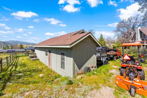 Exterior - 24260 Bowen Ct, Tehachapi, CA 93561 photo 16 of 29
