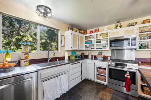 Kitchen - 24260 Bowen Ct, Tehachapi, CA 93561 photo 2 of 5