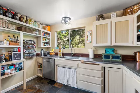 Kitchen - 24260 Bowen Ct, Tehachapi, CA 93561 photo 5 of 5