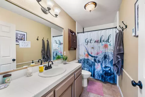 Bath - 24260 Bowen Ct, Tehachapi, CA 93561 photo 2 of 2