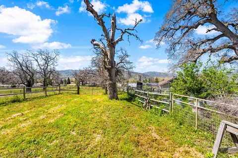 Exterior - 24260 Bowen Ct, Tehachapi, CA 93561 photo 18 of 29