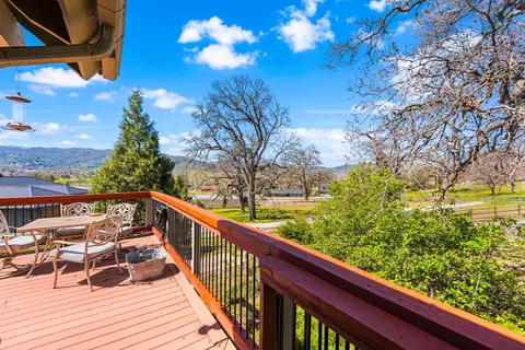 Exterior - 24260 Bowen Ct, Tehachapi, CA 93561 photo 4 of 29