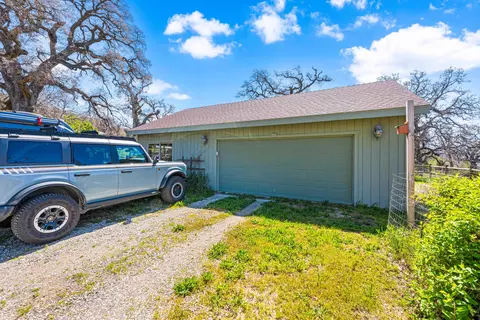 Exterior - 24260 Bowen Ct, Tehachapi, CA 93561 photo 15 of 29