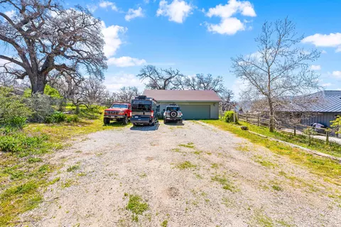 Exterior - 24260 Bowen Ct, Tehachapi, CA 93561 photo 14 of 29