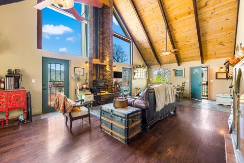 Living - 24260 Bowen Ct, Tehachapi, CA 93561 photo 2 of 4