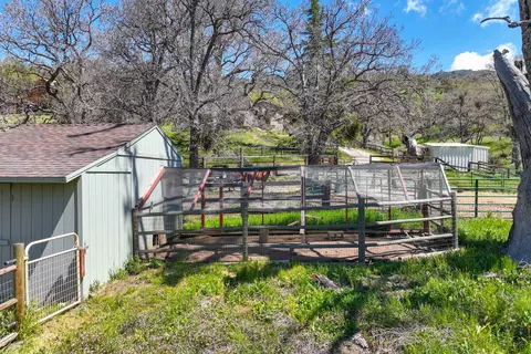 Exterior - 24260 Bowen Ct, Tehachapi, CA 93561 photo 23 of 29