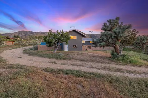 10812 Sierra Mesa Rd, Juniper Hills, CA 93543