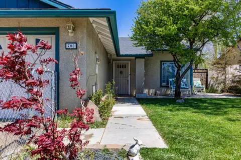 700 Las Colinas St, Tehachapi, CA 93561 photo 2