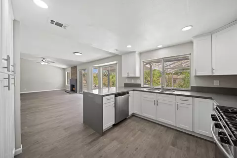 Kitchen - 39342 Frontier Circus St, Lake Los Angeles, CA 93591 photo 4 of 7