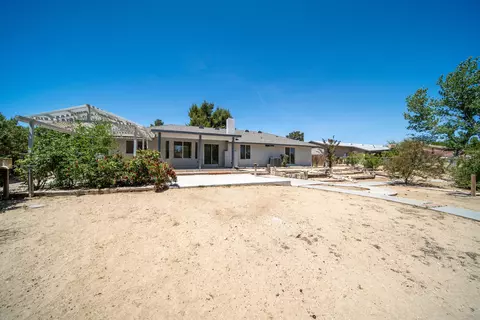 Exterior - 39342 Frontier Circus St, Lake Los Angeles, CA 93591 photo 12 of 23