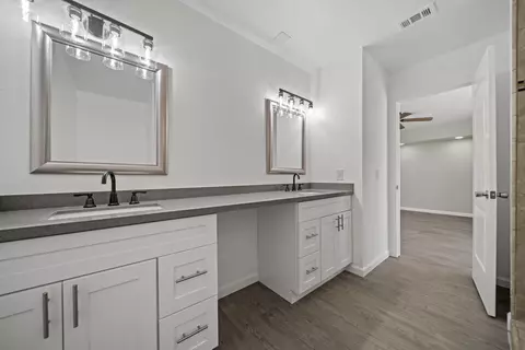 Bath - 39342 Frontier Circus St, Lake Los Angeles, CA 93591 photo 3 of 4