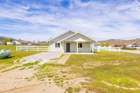 18441 Sulky Ln, Tehachapi, CA 93561 photo 2