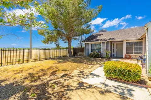 45911 Primrose Dr, Lancaster, CA 93534 photo 4