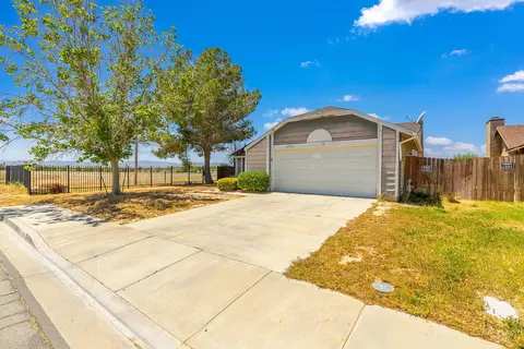 45911 Primrose Dr, Lancaster, CA 93534 photo 2