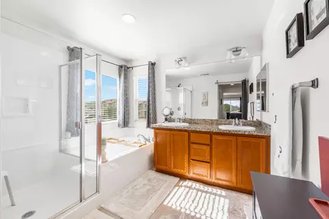 Bath - 3640 Half Dome Ave, Rosamond, CA 93560 photo 2 of 3