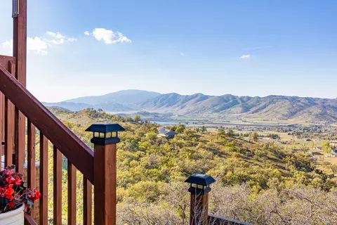 22396 Zurich Dr, Tehachapi, CA 93561 photo 4