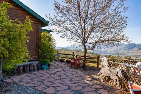22396 Zurich Dr, Tehachapi, CA 93561 photo 2