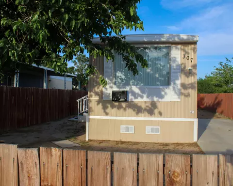 3300 15th St W #SPC 307, Rosamond, CA 93560