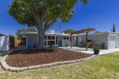 1121 J 6 W, Lancaster, CA 93534