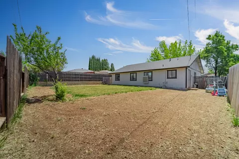 Exterior - 20413 El Porto Ct, Tehachapi, CA 93561 photo 4 of 9