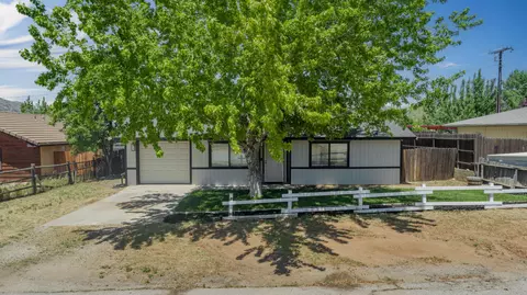 Exterior - 20413 El Porto Ct, Tehachapi, CA 93561 photo 8 of 9