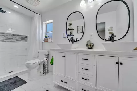 Bath - 20413 El Porto Ct, Tehachapi, CA 93561 photo 1 of 2