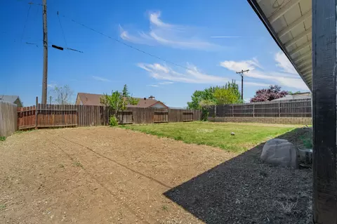 Exterior - 20413 El Porto Ct, Tehachapi, CA 93561 photo 5 of 9