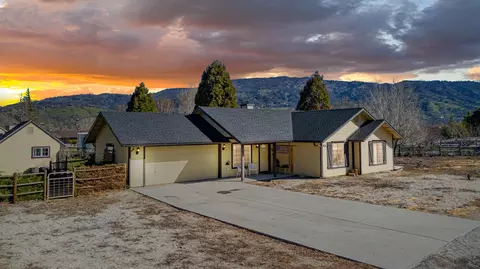 29911 Caddy Ln, Tehachapi, CA 93561