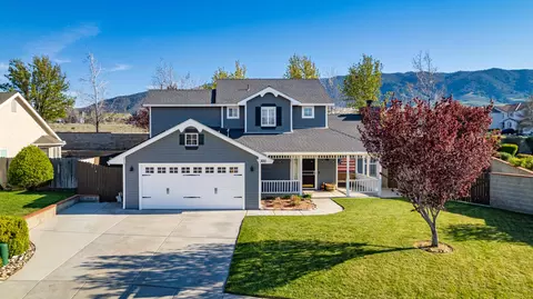 300 Peach Blossom Ln, Tehachapi, CA 93561
