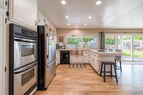 Kitchen - 2532 Key Ct, Lancaster, CA 93536 photo 2 of 5