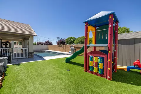 Exterior - 2041 Lingard St E, Lancaster, CA 93535 photo 4 of 6