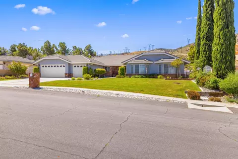 6902 Sycamore Ln, Palmdale, CA 93551