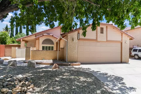 44232 Olympus Dr, Lancaster, CA 93536